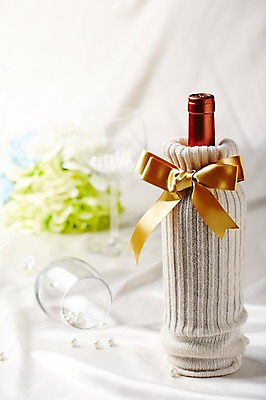 포토 JPG 스튜디오촬영 식물 꽃 리본 음료 백그라운드 와인잔 포장 탁자 주류 실내 선물포장 선물 근접촬영 사람없음 아웃포커스 장식 컵 와인 천 구슬 오브젝트 국내포토 식기 뷰포인트 가구 술잔 촬영기법 내부 직물 파일형식