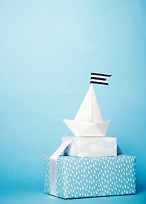 포토 JPG 스튜디오촬영 리본 백그라운드 포장 실내 선물포장 선물 사람없음 장식 선물상자 상자 쌓기 깃발 끈 오브젝트 종이배 국내포토 모션 내부 종이접기 파일형식