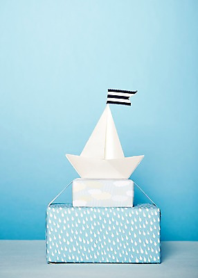 포토 JPG 스튜디오촬영 리본 백그라운드 포장 실내 선물포장 선물 사람없음 장식 선물상자 상자 쌓기 깃발 오브젝트 종이배 국내포토 모션 내부 종이접기 파일형식