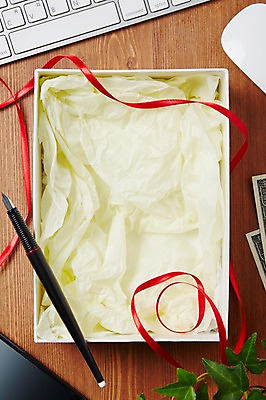 포토 JPG 스튜디오촬영 식물 리본 백그라운드 잎 포장 탁자 실내 선물포장 선물 사람없음 장식 선물상자 상자 필기구 만년필 사무용품 키보드 끈 풀 오브젝트 펜촉 국내포토 가구 문구용품 내부 펜 파일형식