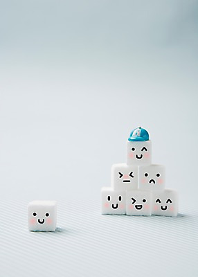 포토 JPG 스튜디오촬영 모양 모자 음식 컨셉 식재료 재료 표정 사람없음 장식 쌓기 귀여움 탑 설탕 각설탕 국내포토 건축물 잡화 모션 실내 파일형식