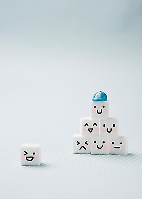 포토 JPG 스튜디오촬영 모양 모자 음식 컨셉 식재료 재료 표정 사람없음 장식 쌓기 귀여움 탑 설탕 각설탕 국내포토 건축물 잡화 모션 실내 파일형식