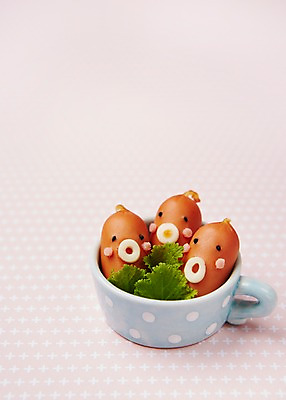 포토 JPG 스튜디오촬영 모양 음식 컨셉 채소 식재료 재료 사람없음 장식 컵 귀여움 머그컵 소시지 상추 햄 국내포토 식기 실내 육류 가공식품 파일형식