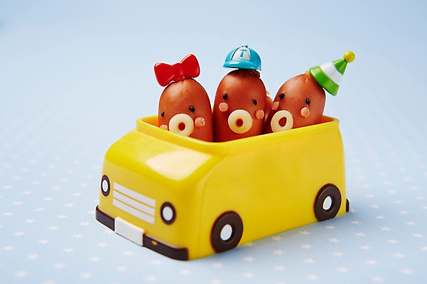 포토 JPG 스튜디오촬영 모양 모자 음식 컨셉 식재료 재료 자동차 버스 사람없음 장식 장난감 귀여움 소시지 햄 국내포토 잡화 육상교통 대중교통 실내 육류 가공식품 파일형식