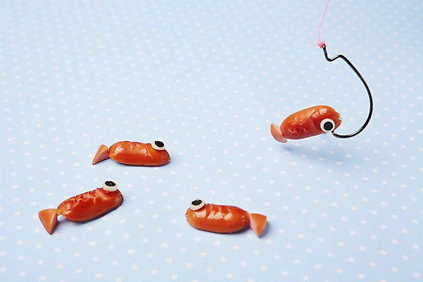 포토 JPG 스튜디오촬영 모양 음식 컨셉 식재료 재료 어류 사람없음 장식 귀여움 낚싯바늘 소시지 햄 국내포토 실내 육류 수중동물 낚시용품 가공식품 파일형식