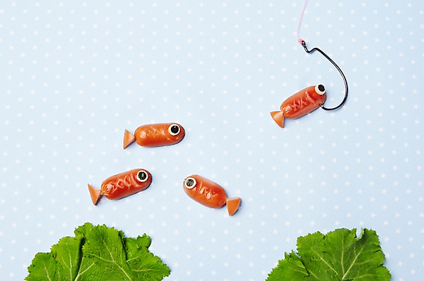 포토 JPG 스튜디오촬영 모양 음식 컨셉 채소 식재료 재료 어류 사람없음 장식 귀여움 낚싯바늘 소시지 상추 햄 국내포토 실내 육류 수중동물 낚시용품 가공식품 파일형식