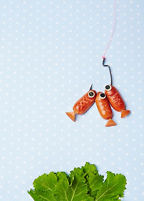 포토 JPG 스튜디오촬영 모양 음식 컨셉 채소 식재료 재료 어류 사람없음 장식 귀여움 낚싯바늘 소시지 상추 햄 국내포토 실내 육류 수중동물 낚시용품 가공식품 파일형식