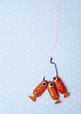 포토 JPG 스튜디오촬영 모양 음식 컨셉 식재료 재료 어류 사람없음 장식 귀여움 낚싯바늘 소시지 햄 국내포토 실내 육류 수중동물 낚시용품 가공식품 파일형식