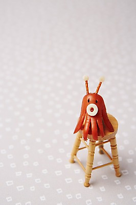 포토 JPG 스튜디오촬영 모양 음식 컨셉 의자 식재료 재료 사람없음 장식 귀여움 우주비행사 외계인 소시지 햄 국내포토 가구 실내 육류 우주 미확인물체 가공식품 파일형식