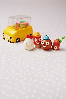 포토 JPG 스튜디오촬영 모양 모자 음식 컨셉 식재료 재료 자동차 버스 사람없음 장식 장난감 귀여움 소시지 햄 메추리알 맛살 국내포토 잡화 육상교통 대중교통 실내 육류 알 가공식품 파일형식