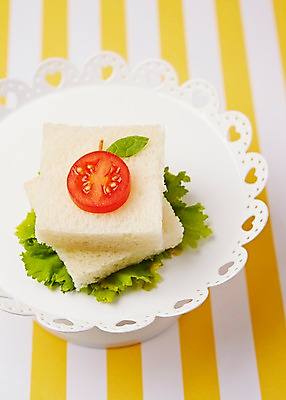 포토 JPG 스튜디오촬영 모양 그릇 식기 접시 음식 빵 컨셉 채소 식재료 재료 방울토마토 샌드위치 사람없음 아웃포커스 장식 귀여움 식빵 국내포토 토마토 촬영기법 실내 파일형식