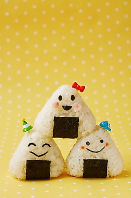 포토 JPG 스튜디오촬영 모양 모자 음식 컨셉 식재료 재료 밥 실내 표정 사람없음 장식 쌓기 귀여움 김 주먹밥 삼각김밥 국내포토 잡화 모션 내부 해조류 김밥 파일형식