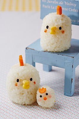 포토 JPG 스튜디오촬영 모양 음식 컨셉 의자 식재료 재료 밥 실내 사람없음 아웃포커스 장식 귀여움 닭 국내포토 가구 조류 촬영기법 내부 파일형식