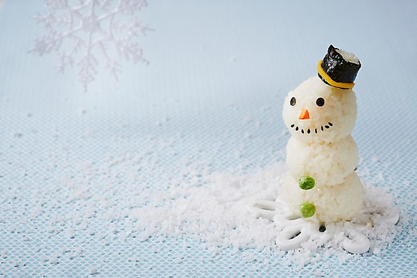 포토 JPG 스튜디오촬영 모양 음식 컨셉 식재료 재료 눈사람 밥 실내 사람없음 장식 귀여움 눈 눈송이 소금 주먹밥 국내포토 자연요소 날씨 눈_날씨 내부 파일형식