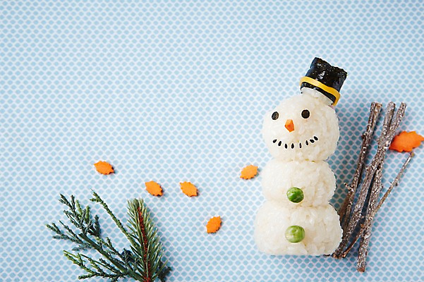 포토 JPG 스튜디오촬영 모양 식물 음식 컨셉 식재료 재료 눈사람 나뭇잎 실내 사람없음 장식 귀여움 나뭇가지 주먹밥 국내포토 나무 잎 밥 내부 파일형식