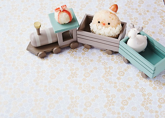 포토 JPG 스튜디오촬영 모양 캐릭터 음식 컨셉 식재료 재료 밥 염소 실내 선물 사람없음 장식 선물상자 장난감 산타클로스 귀여움 기차 산타캐릭터 주먹밥 국내포토 육상교통 크리스마스 포유류 대중교통 내부 상자 파일형식