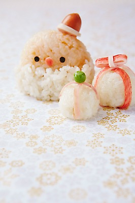 포토 JPG 스튜디오촬영 모양 음식 컨셉 식재료 재료 밥 실내 선물 사람없음 장식 선물상자 산타클로스 귀여움 주먹밥 맛살 국내포토 크리스마스 내부 상자 파일형식