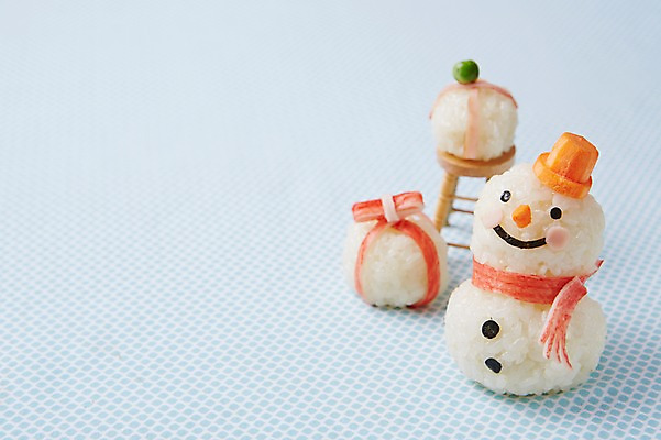 포토 JPG 스튜디오촬영 모양 음식 컨셉 의자 식재료 재료 눈사람 밥 실내 선물 사람없음 장식 선물상자 귀여움 주먹밥 맛살 국내포토 가구 내부 상자 파일형식