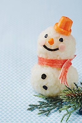 포토 JPG 스튜디오촬영 모양 식물 음식 컨셉 잎 식재료 재료 눈사람 밥 실내 사람없음 장식 귀여움 주먹밥 맛살 국내포토 내부 파일형식