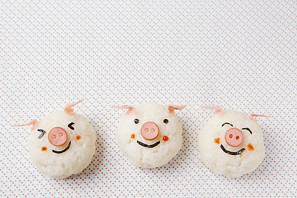 포토 JPG 스튜디오촬영 모양 음식 컨셉 식재료 재료 밥 실내 표정 사람없음 장식 귀여움 돼지 주먹밥 국내포토 포유류 내부 파일형식