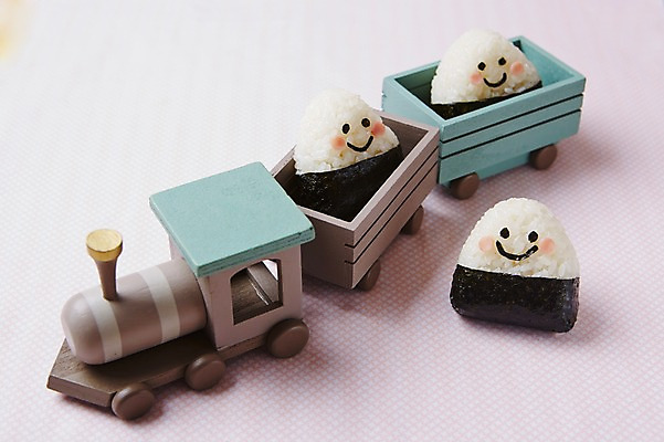 포토 JPG 스튜디오촬영 모양 음식 컨셉 식재료 재료 밥 실내 사람없음 장식 장난감 귀여움 기차 김 주먹밥 삼각김밥 국내포토 육상교통 대중교통 내부 해조류 김밥 파일형식