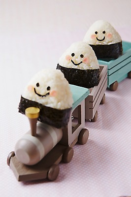 포토 JPG 스튜디오촬영 모양 음식 컨셉 식재료 재료 밥 실내 사람없음 아웃포커스 장식 장난감 귀여움 기차 김 주먹밥 삼각김밥 국내포토 육상교통 대중교통 촬영기법 내부 해조류 김밥 파일형식