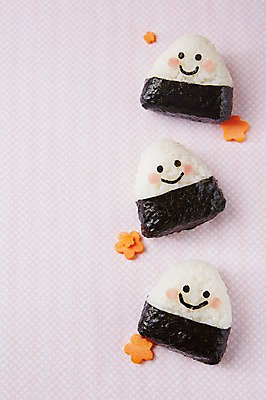 포토 JPG 스튜디오촬영 모양 음식 컨셉 식재료 재료 밥 실내 사람없음 장식 귀여움 당근 김 주먹밥 삼각김밥 국내포토 뿌리채소 내부 해조류 김밥 파일형식