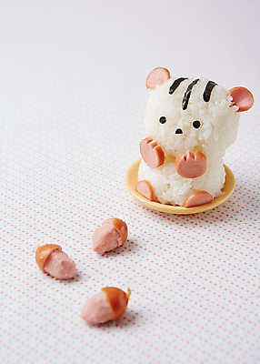 포토 JPG 스튜디오촬영 모양 그릇 접시 음식 컨셉 식재료 재료 실내 사람없음 장식 귀여움 소시지 햄 다람쥐 도토리 주먹밥 국내포토 식기 밥 육류 내부 견과류 가공식품 설치류 파일형식