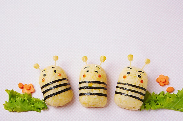 포토 JPG 스튜디오촬영 모양 음식 컨셉 채소 식재료 재료 밥 실내 옥수수 사람없음 장식 귀여움 당근 꿀벌 상추 벌 주먹밥 국내포토 곤충 곡류 뿌리채소 내부 벌_곤충 파일형식
