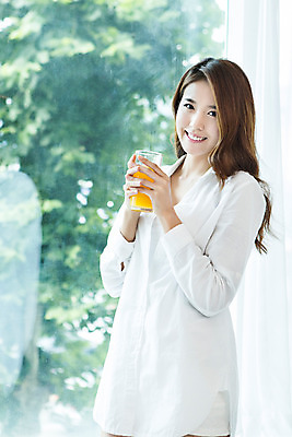 포토 JPG 우먼라이프 라이프스타일 여자 음료 창문 아침 잔 실내 한명 웃음 들기 사람 상반신 20대 성인 라이프 앞모습 컵 주스 한국인 커튼 오렌지주스 창가 청년만 청년여자만 청년여자한명만 성인여자한명만 국내포토 주간 1 식기 뷰포인트 모션 표정 동양인 청년 내부 생활 과일주스 여자만 여자한명만 성인여자만 성인만 파일형식