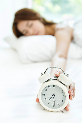 포토 JPG 우먼라이프 라이프스타일 여자 엎드리기 시계 베개 아침 실내 한명 사람 상반신 20대 성인 라이프 옆모습 아웃포커스 눕기 침실 한국인 자명종 알람 기상 침대 잡기 청년만 청년여자만 청년여자한명만 성인여자한명만 국내포토 주간 1 뷰포인트 가구 침구 모션 촬영기법 동양인 청년 내부 생활 여자만 여자한명만 성인여자만 성인만 파일형식