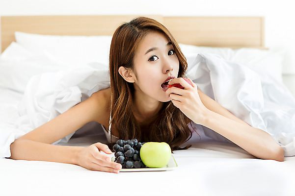 포토 JPG 우먼라이프 라이프스타일 접시 여자 음식 엎드리기 과일 포도 아침 실내 한명 들기 사람 상반신 20대 성인 라이프 앞모습 아웃포커스 민소매 눕기 침실 이불 한국인 침대 사과 먹기 청년만 청년여자만 청년여자한명만 성인여자한명만 국내포토 주간 1 식기 뷰포인트 가구 상의 침구 모션 촬영기법 동양인 청년 내부 생활 여자만 여자한명만 성인여자만 성인만 파일형식
