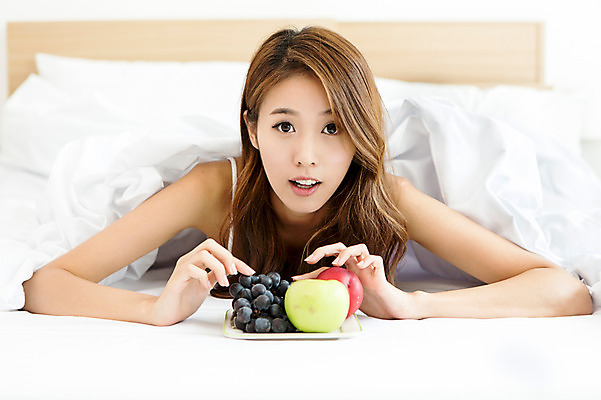 포토 JPG 우먼라이프 라이프스타일 접시 여자 음식 엎드리기 과일 포도 아침 실내 한명 사람 상반신 20대 성인 라이프 앞모습 아웃포커스 민소매 눕기 침실 이불 한국인 침대 사과 청년만 청년여자만 청년여자한명만 성인여자한명만 국내포토 주간 1 식기 뷰포인트 가구 상의 침구 모션 촬영기법 동양인 청년 내부 생활 여자만 여자한명만 성인여자만 성인만 파일형식