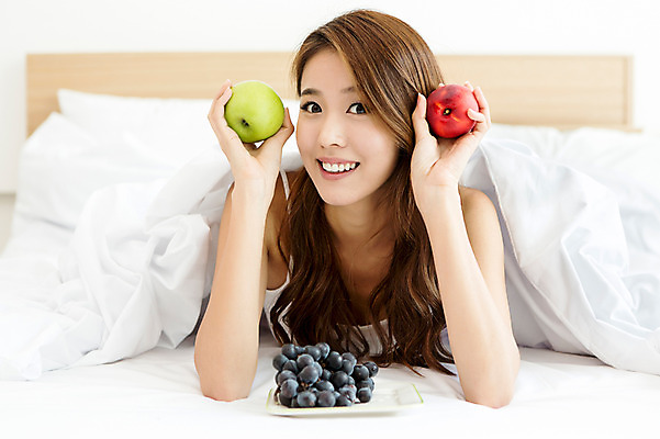 포토 JPG 우먼라이프 라이프스타일 접시 여자 음식 엎드리기 과일 포도 아침 실내 한명 웃음 들기 사람 상반신 20대 성인 라이프 앞모습 아웃포커스 민소매 눕기 침실 이불 한국인 침대 사과 청년만 청년여자만 청년여자한명만 성인여자한명만 국내포토 주간 1 식기 뷰포인트 가구 상의 침구 모션 촬영기법 표정 동양인 청년 내부 생활 여자만 여자한명만 성인여자만 성인만 파일형식