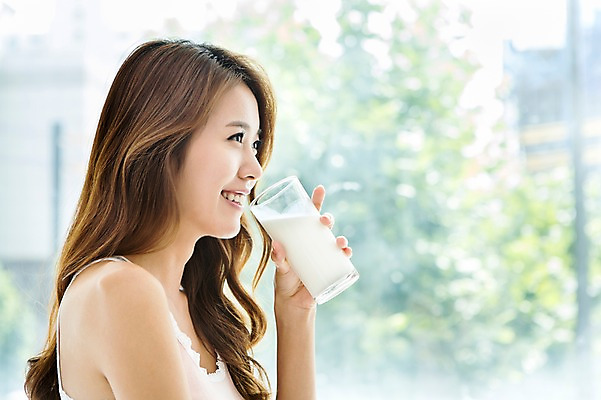 포토 JPG 우먼라이프 라이프스타일 여자 음료 창문 아침 잔 실내 한명 웃음 들기 사람 상반신 20대 성인 라이프 옆모습 아웃포커스 컵 민소매 한국인 우유 마시기 청년만 청년여자만 청년여자한명만 성인여자한명만 국내포토 주간 1 식기 뷰포인트 상의 모션 유제품 촬영기법 표정 동양인 청년 내부 생활 여자만 여자한명만 성인여자만 성인만 파일형식