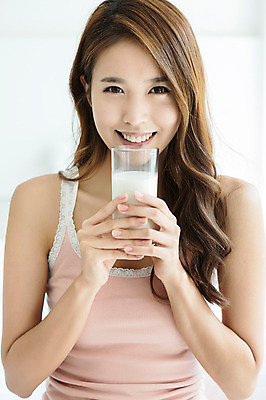 포토 JPG 우먼라이프 라이프스타일 여자 음료 아침 잔 실내 한명 웃음 들기 사람 상반신 20대 성인 라이프 앞모습 컵 민소매 한국인 우유 마시기 청년만 청년여자만 청년여자한명만 성인여자한명만 국내포토 주간 1 식기 뷰포인트 상의 모션 유제품 표정 동양인 청년 내부 생활 여자만 여자한명만 성인여자만 성인만 파일형식