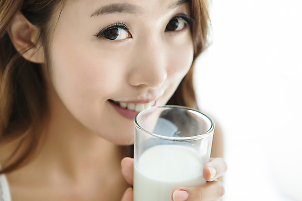 포토 JPG 우먼라이프 라이프스타일 여자 음료 아침 잔 실내 한명 웃음 들기 사람 근접촬영 상반신 20대 성인 라이프 컵 한국인 우유 마시기 청년만 청년여자만 청년여자한명만 성인여자한명만 국내포토 주간 1 식기 뷰포인트 모션 유제품 표정 동양인 청년 내부 생활 여자만 여자한명만 성인여자만 성인만 파일형식