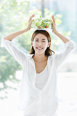 포토 JPG 우먼라이프 라이프스타일 그릇 여자 음식 채소 방울토마토 아침 실내 한명 웃음 들기 사람 상반신 20대 성인 라이프 앞모습 아웃포커스 샐러드 한국인 머리위 믹싱볼 청년만 청년여자만 청년여자한명만 성인여자한명만 국내포토 주간 1 식기 뷰포인트 토마토 모션 촬영기법 표정 동양인 청년 내부 생활 여자만 여자한명만 성인여자만 성인만 파일형식
