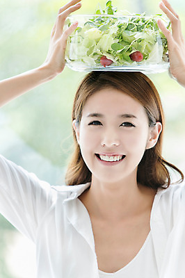 포토 JPG 우먼라이프 라이프스타일 그릇 여자 음식 채소 방울토마토 아침 실내 한명 웃음 들기 사람 상반신 20대 성인 라이프 앞모습 아웃포커스 샐러드 한국인 머리위 믹싱볼 청년만 청년여자만 청년여자한명만 성인여자한명만 국내포토 주간 1 식기 뷰포인트 토마토 모션 촬영기법 표정 동양인 청년 내부 생활 여자만 여자한명만 성인여자만 성인만 파일형식