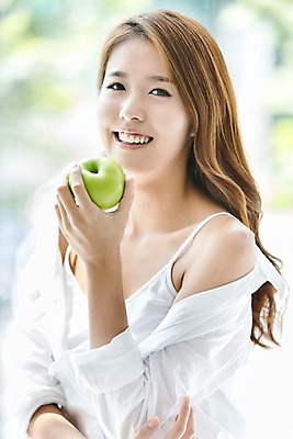 포토 JPG 우먼라이프 라이프스타일 여자 음식 과일 아침 실내 한명 웃음 들기 사람 상반신 20대 성인 라이프 앞모습 아웃포커스 민소매 한국인 사과 청년만 청년여자만 청년여자한명만 성인여자한명만 국내포토 주간 1 뷰포인트 상의 모션 촬영기법 표정 동양인 청년 내부 생활 여자만 여자한명만 성인여자만 성인만 파일형식