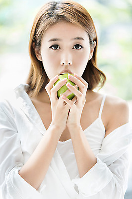 포토 JPG 우먼라이프 라이프스타일 여자 음식 과일 아침 실내 한명 들기 사람 상반신 20대 성인 라이프 앞모습 아웃포커스 민소매 한국인 사과 먹기 청년만 청년여자만 청년여자한명만 성인여자한명만 국내포토 주간 1 뷰포인트 상의 모션 촬영기법 동양인 청년 내부 생활 여자만 여자한명만 성인여자만 성인만 파일형식