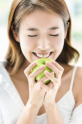 포토 JPG 우먼라이프 라이프스타일 여자 음식 과일 아침 실내 한명 웃음 들기 사람 상반신 20대 성인 라이프 앞모습 아웃포커스 민소매 눈감음 한국인 사과 청년만 청년여자만 청년여자한명만 성인여자한명만 국내포토 주간 1 뷰포인트 상의 모션 촬영기법 표정 동양인 청년 내부 생활 여자만 여자한명만 성인여자만 성인만 파일형식