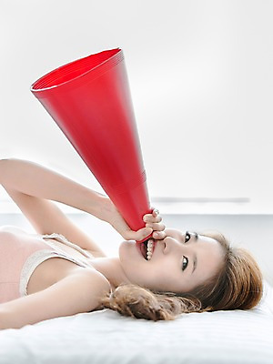 포토 JPG 우먼라이프 라이프스타일 여자 아침 실내 한명 웃음 들기 사람 상반신 20대 성인 라이프 옆모습 민소매 눕기 확성기 한국인 침대 알림 청년만 청년여자만 청년여자한명만 성인여자한명만 국내포토 주간 1 뷰포인트 가구 상의 모션 표정 동양인 청년 내부 생활 여자만 여자한명만 성인여자만 성인만 파일형식