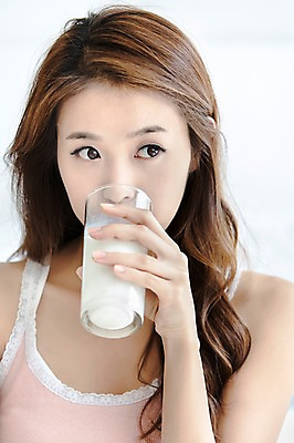 포토 JPG 우먼라이프 라이프스타일 응시 여자 음료 아침 잔 실내 한명 들기 사람 상반신 20대 성인 라이프 앞모습 컵 민소매 한국인 우유 마시기 청년만 청년여자만 청년여자한명만 성인여자한명만 국내포토 주간 1 식기 시선 뷰포인트 상의 모션 유제품 동양인 청년 내부 생활 여자만 여자한명만 성인여자만 성인만 파일형식