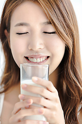 포토 JPG 우먼라이프 라이프스타일 여자 음료 아침 잔 실내 한명 웃음 들기 사람 근접촬영 상반신 20대 성인 라이프 앞모습 컵 민소매 눈감음 한국인 우유 마시기 청년만 청년여자만 청년여자한명만 성인여자한명만 국내포토 주간 1 식기 뷰포인트 상의 모션 유제품 표정 동양인 청년 내부 생활 여자만 여자한명만 성인여자만 성인만 파일형식