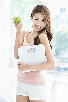 포토 JPG 우먼라이프 라이프스타일 여자 음식 몸매관리 다이어트 과일 창문 실내 한명 웃음 들기 사람 상반신 20대 성인 라이프 앞모습 아웃포커스 민소매 뷰티 한국인 사과 체중계 청년만 청년여자만 청년여자한명만 성인여자한명만 국내포토 1 뷰포인트 상의 모션 촬영기법 표정 건강 동양인 청년 내부 생활 여자만 여자한명만 성인여자만 성인만 파일형식
