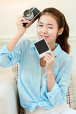 포토 JPG 우먼라이프 라이프스타일 여자 행복 여유 쿠션 실내 윙크 한명 웃음 들기 사람 상반신 20대 성인 취미 라이프 앞모습 카메라 사진촬영 한국인 즐거움 폴라로이드 폴라로이드사진 청년만 청년여자만 청년여자한명만 성인여자한명만 국내포토 1 감정 뷰포인트 모션 표정 동양인 청년 내부 생활 전자제품 촬영 여자만 여자한명만 성인여자만 성인만 파일형식