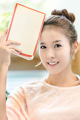 포토 JPG 우먼라이프 라이프스타일 여자 행복 여유 실내 한명 웃음 들기 사람 상반신 20대 성인 취미 라이프 앞모습 아웃포커스 책 독서 한국인 즐거움 청년만 청년여자만 청년여자한명만 성인여자한명만 국내포토 1 감정 뷰포인트 모션 촬영기법 표정 동양인 청년 내부 생활 여자만 여자한명만 성인여자만 성인만 파일형식