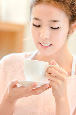 포토 JPG 우먼라이프 라이프스타일 여자 행복 여유 음료 티타임 휴식 잔 실내 한명 들기 사람 상반신 20대 성인 취미 라이프 앞모습 아웃포커스 컵 한국인 마시기 차 커피잔 컵받침 즐거움 청년만 청년여자만 청년여자한명만 성인여자한명만 국내포토 1 식기 감정 커피 뷰포인트 컨셉 모션 촬영기법 동양인 청년 내부 생활 받침대 여자만 여자한명만 성인여자만 성인만 파일형식