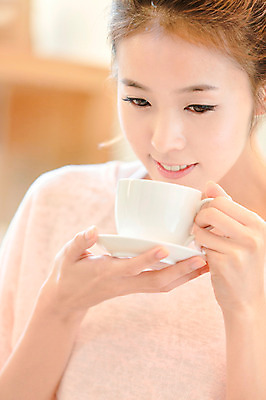 포토 JPG 우먼라이프 라이프스타일 여자 행복 여유 음료 티타임 휴식 잔 실내 한명 웃음 들기 사람 상반신 20대 성인 취미 라이프 앞모습 아웃포커스 컵 한국인 마시기 차 커피잔 컵받침 즐거움 청년만 청년여자만 청년여자한명만 성인여자한명만 국내포토 1 식기 감정 커피 뷰포인트 컨셉 모션 촬영기법 표정 동양인 청년 내부 생활 받침대 여자만 여자한명만 성인여자만 성인만 파일형식